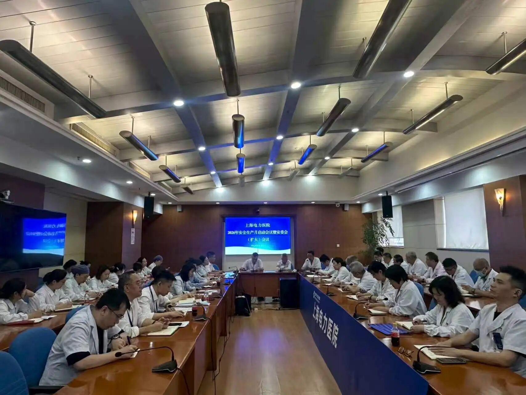 医院召开2026年安全生产月启动会议暨安委会（扩大）会议